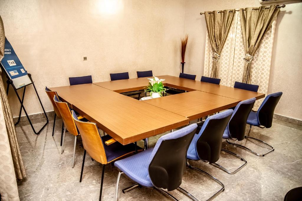 homey lodge - conference room